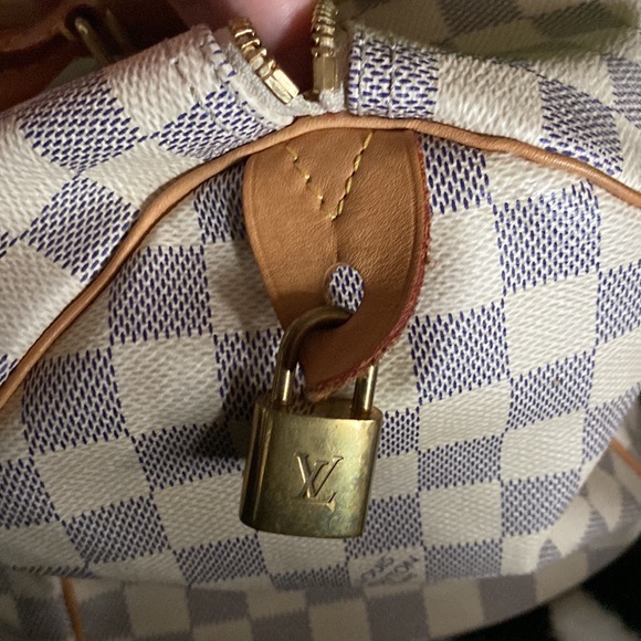 Beautiful Louis Vuitton Speedy 30 Handbag. - Picture 12 of 16